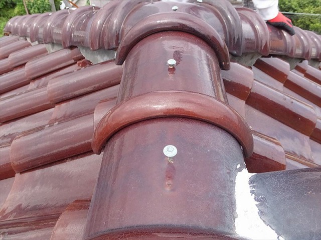 棟瓦の釘が浮き上がって抜けそうな状態